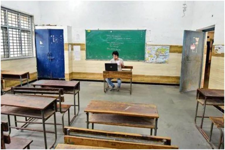 Maharashtra Covid-19 Restrictions Update: मुंबई के बाद अब औरंगाबाद -रायगढ़ में भी स्कूल बंद, प्रशासन ने जारी की नई गाइडलाइन